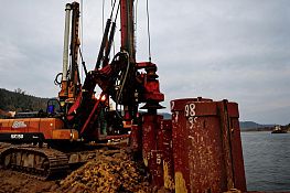 Устройство берегоукрепления буронабивными, буро-касательными сваями